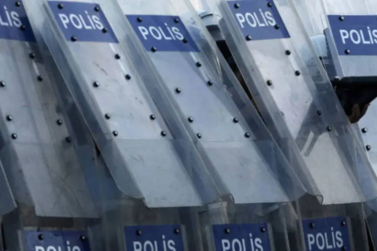 
	Policiais turcos: autoridades turcas intensificaram suas opera&ccedil;&otilde;es contra o EI desde 10 de outubro, dia no qual 102 pessoas foram mortas no duplo atentado suicida
 (Murad Sezer / Reuters)