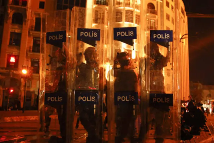 
	Tropa de choque monta guarda na pra&ccedil;a de Taskim, em Istambul: pol&iacute;cia entrou em confronto com grupos de manifestantes durante a noite
 (Yannis Behrakis/Reuters)