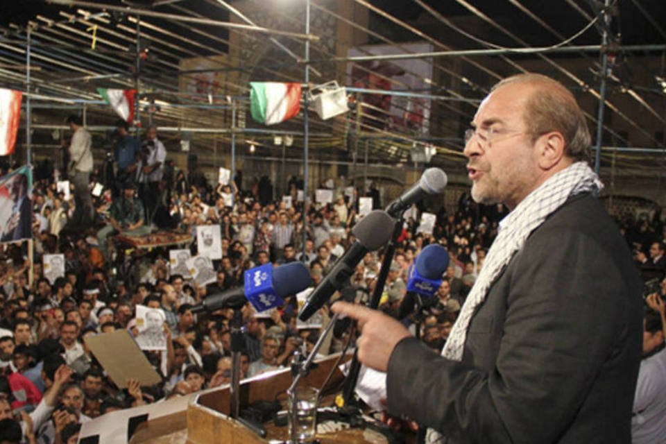 "Homem de ação", prefeito de Teerã disputa eleição iraniana
