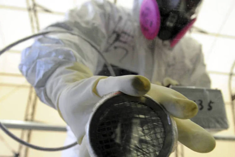 
	Funcion&aacute;rio realiza a leitura da radia&ccedil;&atilde;o em Usina Nuclear de Fukushima: Todos os reatores nucleares no Jap&atilde;o sa&iacute;ram de linha esta semana, apenas pela terceira vez em mais de tr&ecirc;s d&eacute;cadas
 (Toshifumi Kitamura/Reuters)