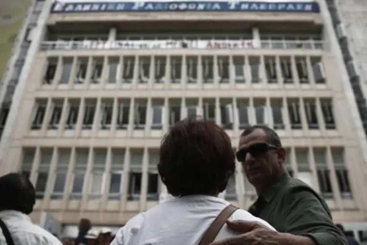 Manifestantes em frente a sede do canal de televisão estatal ERT em Atenas, na Grécia (Yorgos Karahalis/Reuters)