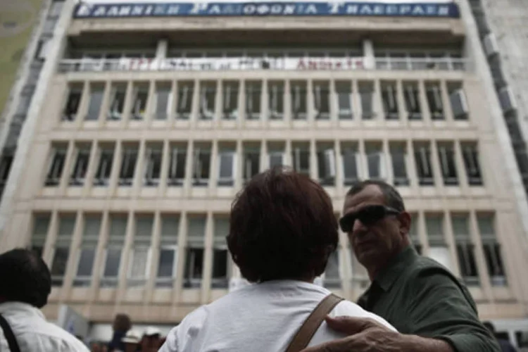 Manifestantes em frente a sede do canal de televisão estatal ERT em Atenas, na Grécia (Yorgos Karahalis/Reuters)