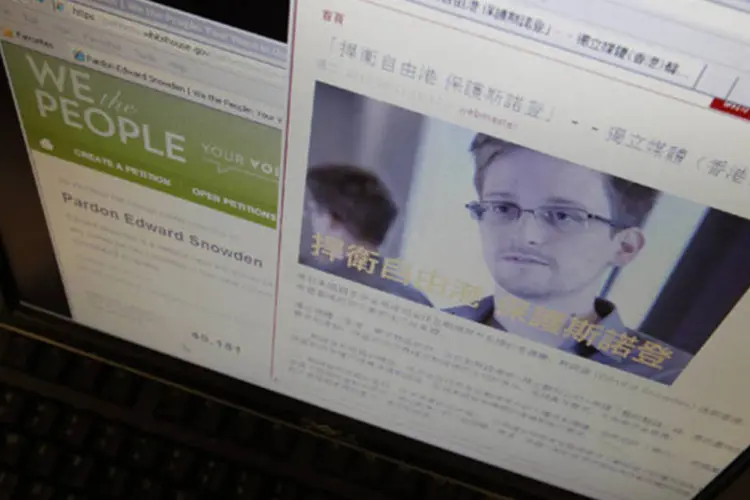 Comunicado de um portal de internet e Hong Kong em apoio a Edward Snowden mostrado junto ao site da Casa Branca, em Hong Kong (Bobby Yip/Reuters)