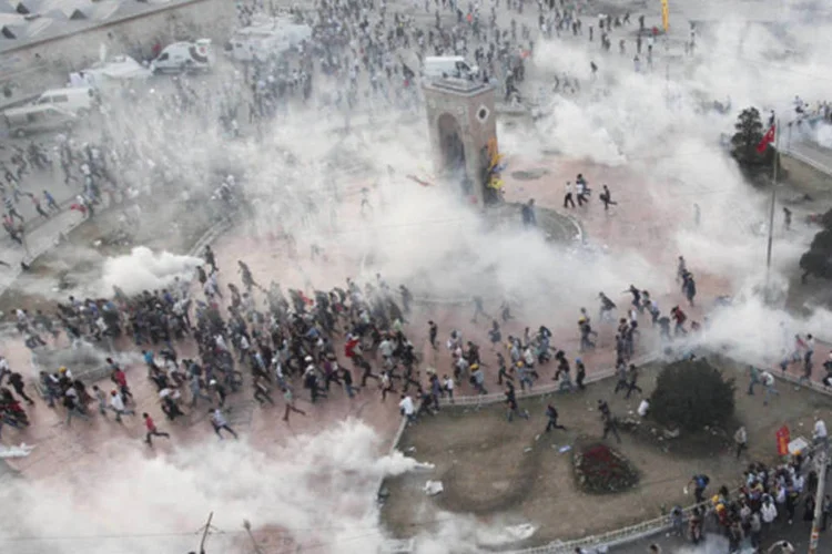 Manifestantes correm enquanto a polícia lança gás-lacrimogênio em meio a protestos na praça Taksim, em Istambul (Osman Orsal/Reuters)