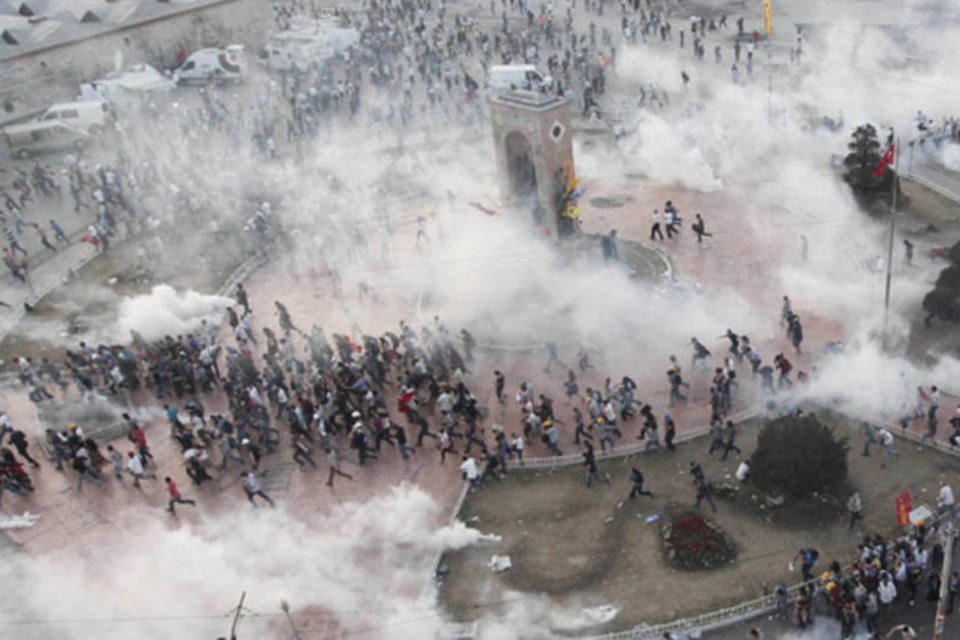 Polícia turca enfrenta manifestantes e esvazia praça