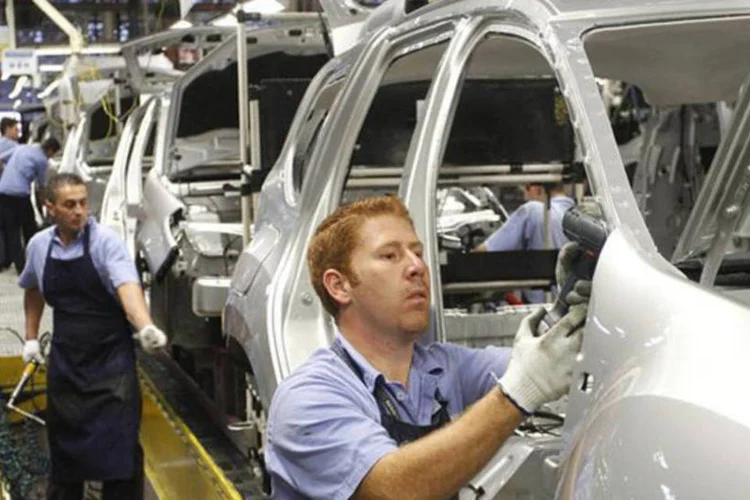 
	Oper&aacute;rios trabalham em linha de montagem de uma f&aacute;brica da Renault: segunda maior montadora do pa&iacute;s liderou os ganhos mensais com um aumento de 37,9 por cento
 (Rodolfo Buhrer/Reuters)