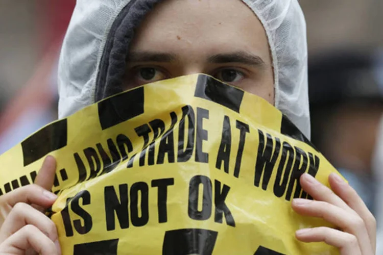 Manifestante anti-G8 em um protesto contra o comércio de armas no centro de Londres, na Inglaterra (Olivia Harris/Reuters)