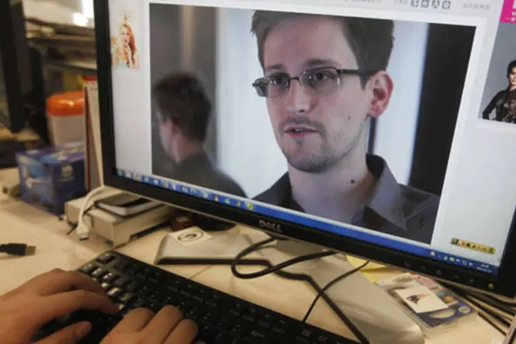 
	Foto de Edward Snowden, ex-agente da NSA, &eacute; mostrada na tela de um computador em Pequim, China
 (Jason Lee/Reuters)