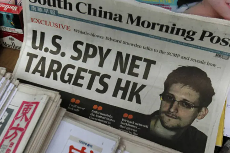 
	C&oacute;pia do jornal South China Morning Post, com uma entrevista de Edward Snowden, em uma banca de jornal em Hong Kong
 (Bobby Yip/Reuters)