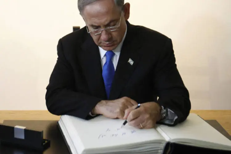 Primeiro-ministro israelense, Benjamin Netanyahu, assina o livro de visitas na abertura da exposição permanente Shoah em Auschwitz (Peter Andrews/Reuters)