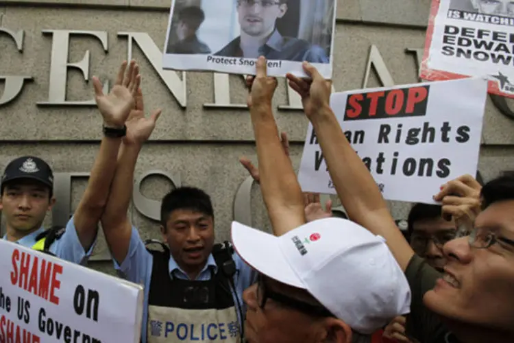 Manifestantes apoiadores de Edward Snowden, ex-agente da NSA, enfrentam a polícia no consulado americano em Hong Kong (Bobby Yip/Reuters)