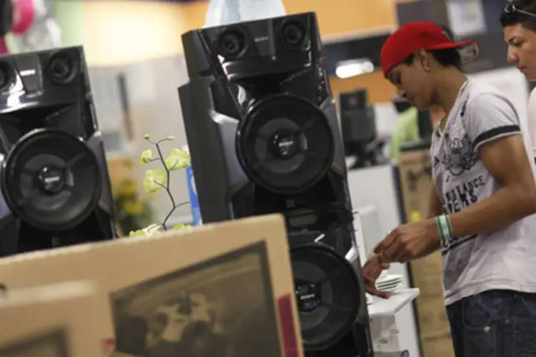 Consumidores examinam equipamento de som em loja da Casas Bahia, em São Paulo (Nacho Doce/Reuters)