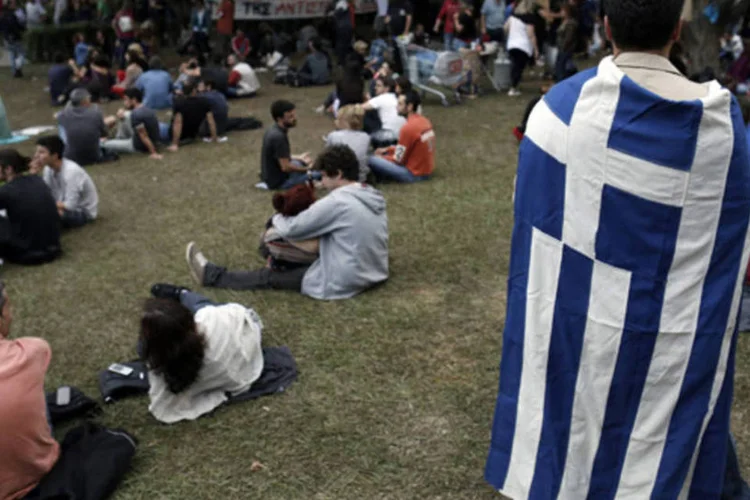 
	Centenas de trabalhadores foram &agrave;s ruas em mais de uma semana de protestos barulhentos contra planos do governo de empregos no setor p&uacute;blico para agradar a UE e o FMI
 (John Kolesidis/Reuters)