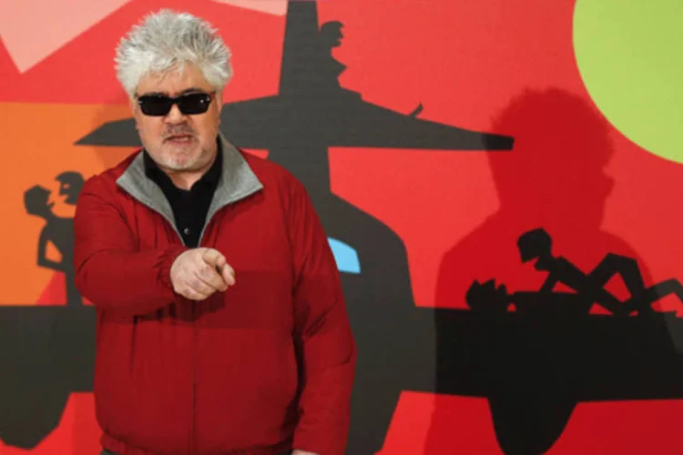 Diretor espanhol Pedro Almodovar posa com o cartaz de seu último filme, "Os Amantes Passageiros", em Madri (Juan Medina/Reuters)