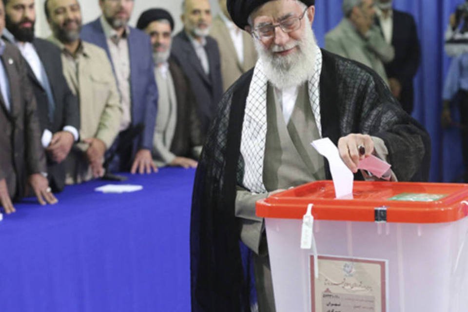 Khamenei pede participação dos iranianos em eleição
