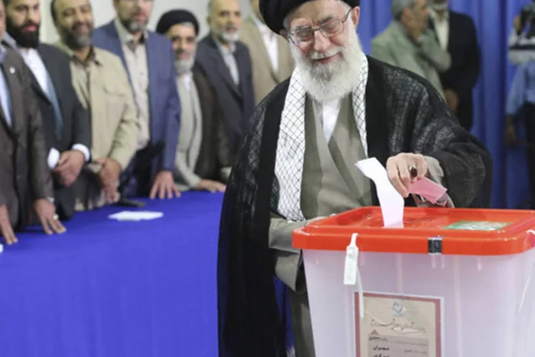 Líder supremo do Irã, Ali Khamenei, deposita seu voto em uma urna no centro de Teerã durante as eleições presidenciais do Irã (Fars News/Hassan Mousavi/Reuters)