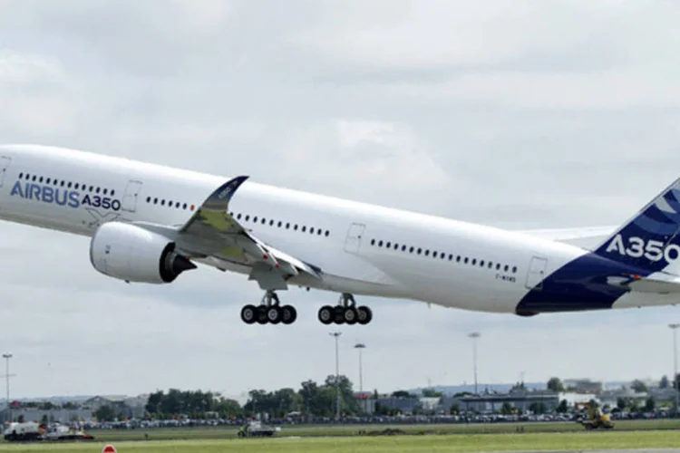 
	Airbus A350: a f&aacute;brica de montagem do modelo est&aacute; funcionando em velocidades diferentes enquanto se ajusta &agrave; fabrica&ccedil;&atilde;o dos novos jatos de comp&oacute;sitos de carbono
 (Jean-Philippe Arles/Reuters)