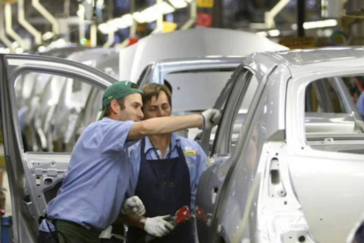 
	Oper&aacute;rios trabalham em linha de montagem de f&aacute;brica da Renault em Curitiba: produ&ccedil;&atilde;o de ve&iacute;culos saltou quase 16 por cento
 (Cesar Ferrari/Reuters)