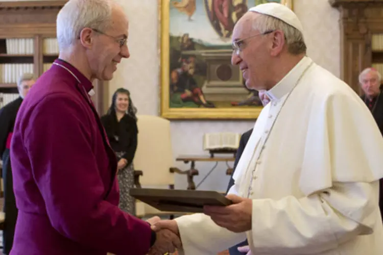 Papa Francisco troca presentes com o Arcebispo de Canterbury, Justin Welby, durante audiência privada no Vaticano (Alessandra Tarantino/Reuters)