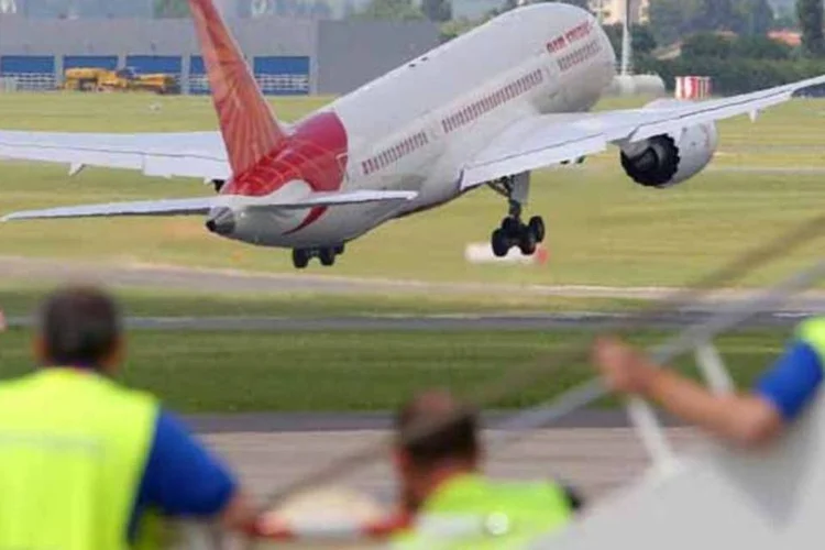 Avião Boeing 787 Dreamliner da Air India decola para um voo de demonstração durante a 50ª Paris Airshow, no aeroporto de Le Bourget, próximo de Paris (Pascal Rossignol/Reuters)