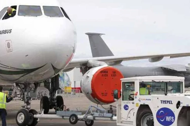 Jato Airbus A320 sendo estacionado na área de exibição da 50ª Paris Airshow, no aeroporto de Le Bourget (Pascal Rossignol/Reuters)