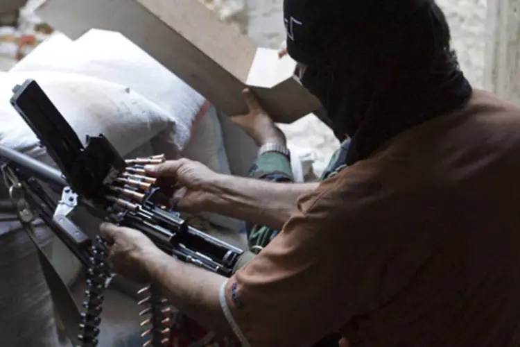 Combatente do Exército Livre da Síria prepara arma no bairro de Mouazafeen, em Deir al-Zor, na Síria (Khalil Ashawi/Reuters)