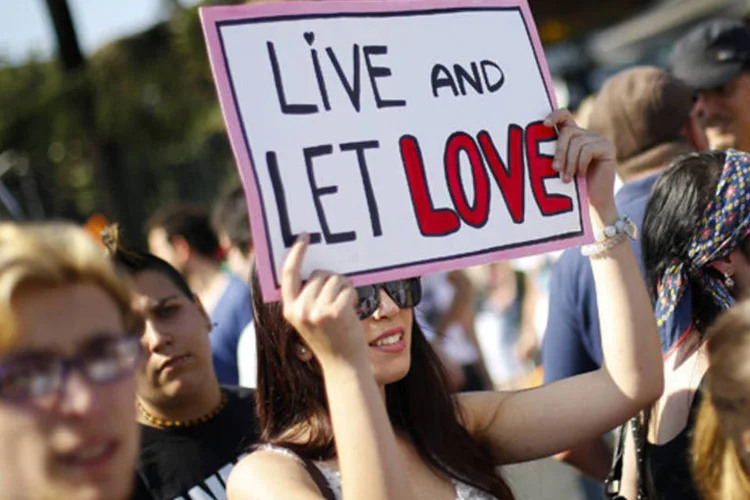 Pessoas caminhando durante a parada anual do orgulho gay no centro de Roma, na Itália (Max Rossi/Reuters)