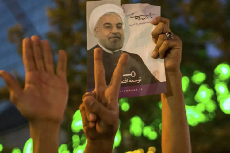 Apoiadores do clérigo moderado Hassan Rohani comemoram a vitória na eleição presidencial iraniana em Teerã, no Irã (Fars News/Sina Shiri/Reuters)