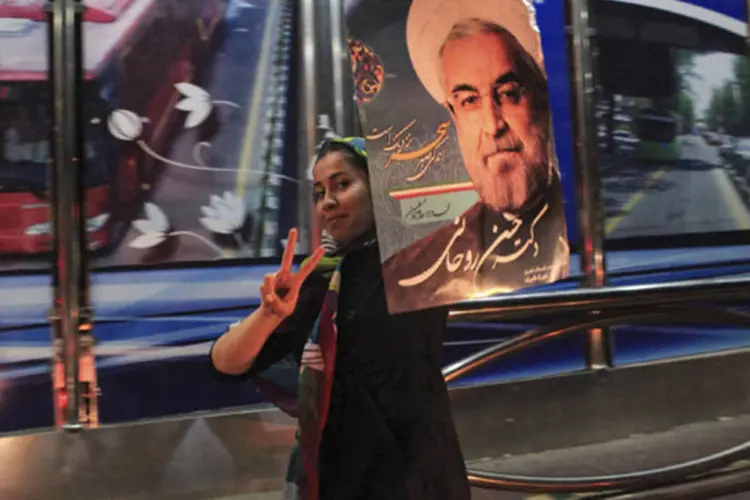 Partidária do clérigo moderado Hassan Rohani celebra a vitória dele nas eleições presidenciais do Irã, 16 de junho de 2013 (Yalda Moayeri/Reuters)