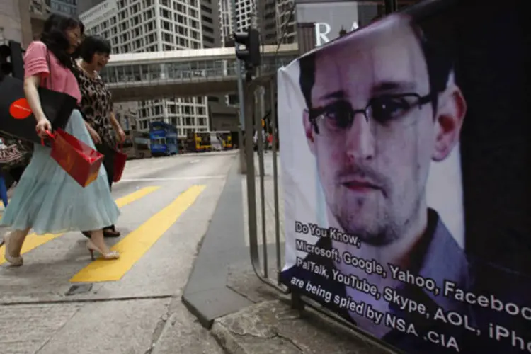 
	Cartaz apoiando Edward Snowden:&nbsp;o ex-funcion&aacute;rio da CIA havia pedido asilo a um total de 21 pa&iacute;ses, a maioria dos quais responderam que n&atilde;o era poss&iacute;vel.
 (Bobby Yip/Reuters)