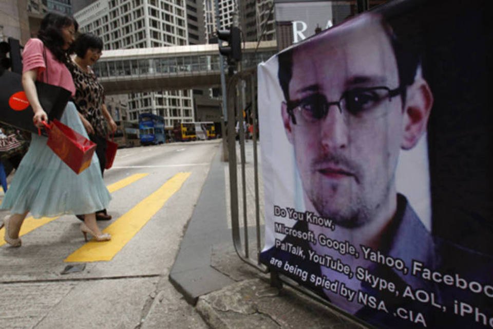 Cartaz apoiando Edward Snowden, ex-agente da NSA que vazou informações sobre a vigilância eletrônica dos Estados Unidos, é visto no distrito financeiro de Hong Kong (Bobby Yip/Reuters)