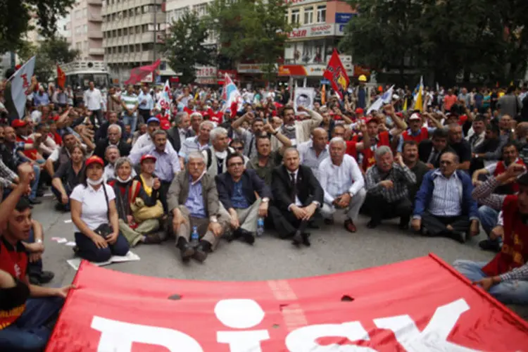 Membros da Confederação de Sindicatos Revolucionários (Disk) participam de protesto no centro de Ankara, Turquia, 17 de junho de 2013 (Dado Ruvic/Reuters)