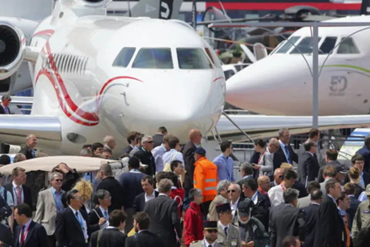 Visitantes participam da abertura da 50ª feira Paris Airshow que aconteceu no aeroporto Le Bourget, em Paris (Pascal Rossignol/Reuters)