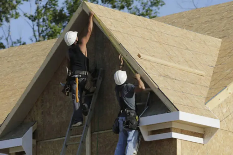 Carpinteiros trabalhando na construção de uma casa em Brandywine, Maryland: tendência geral permaneceu consistente com a força do setor imobiliário (Gary Cameron/Reuters)