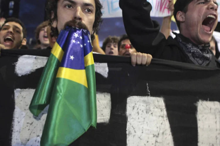 
	Manifestantes seguram cartazes contra o governo:&nbsp;os protestos tiveram origem com a mobiliza&ccedil;&atilde;o principalmente de estudantes ap&oacute;s o an&uacute;ncio do aumento nas tarifas de transporte p&uacute;blico.
 (Alex Almeida)