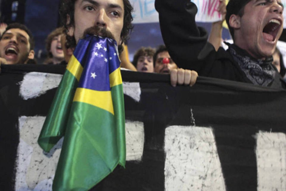 Hackers derrubam sites públicos em ato pró manifestações