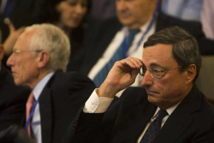 Presidente do Banco Central Europeu (BCE), Mario Draghi, ao lado do presidente do Banco Central de Israel, Stanley Fischer, na conferência de despedida de Fischer em Jerusalém, Israel (Ronen Zvulun/Reuters)