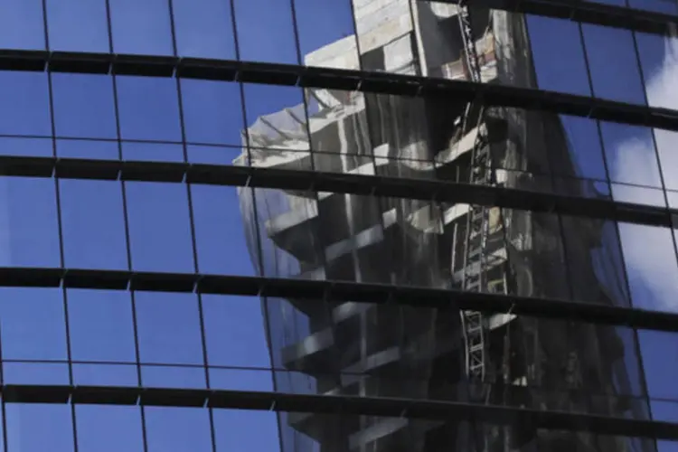 Prédio em construção é refletido em fachada de vidro em São Paulo: segundo o presidente da entidade, resultados positivos dependerá da manutenção dos níveis de emprego e renda (Nacho Doce/Reuters)