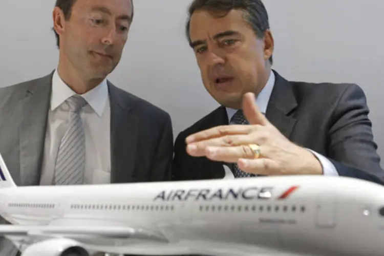 CEO da Airbus, Fabrice Bregier (E), conversa com CEO da Air France-KLM, Alexandre de Juniac, durante a 50ª Paris Airshow, no aeroporto de Le Bourget (Pascal Rossignol/Reuters)