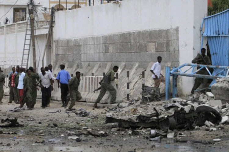 Soldados do governo da Somália chegam para fazer a segurança do complexo da ONU após ataque suicida na capital Mogadíscio, na Somália (Omar Faruk/Reuters)