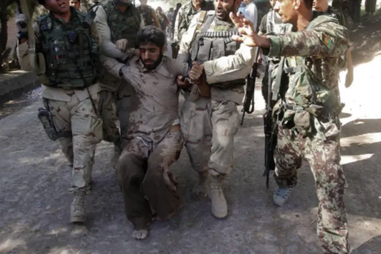 Membros da força de segurança do Afeganistão escolta suspeito capturado do Taleban durante operação em Sorkhrod, na província de Jalalabad no Afeganistão (Parwiz/Reuters)