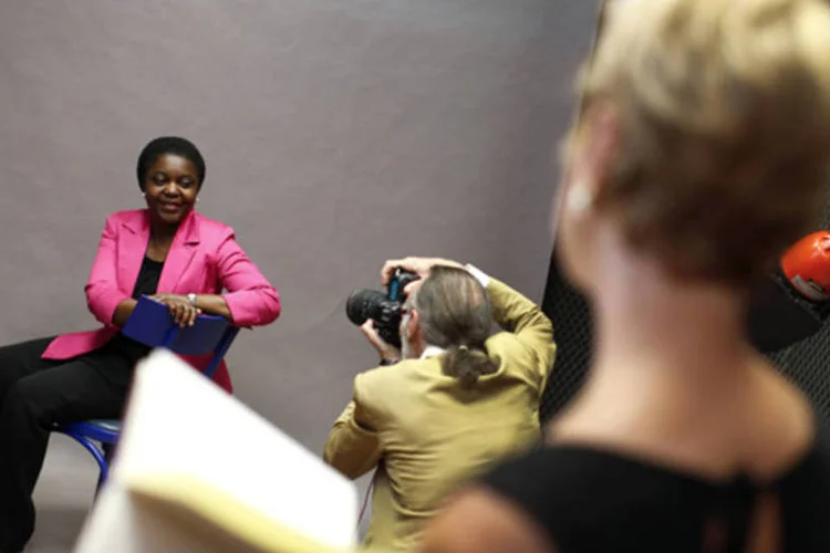 Ministra da Integração da Itália, Cecile Kyenge posa para fotos após conferência de imprensa em Roma (Tony Gentile/Reuters)