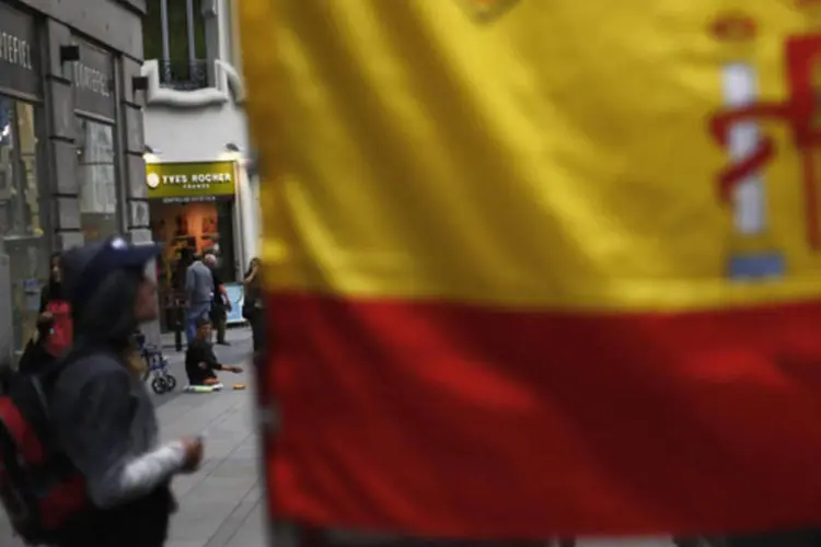 
	Homem pede esmola no distrito comercial no centro de Madri: em termos de d&eacute;ficit p&uacute;blico, o governo prev&ecirc; 4,2% do PIB em 2015
 (Susana Vera/Reuters)