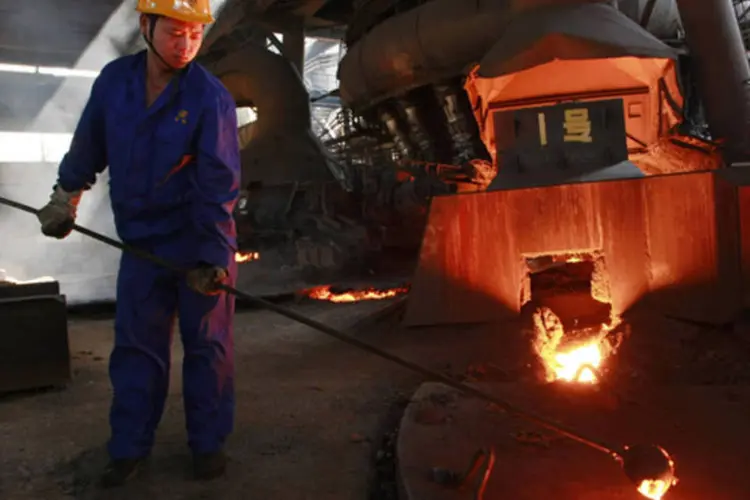 Homem trabalha ao lado de um forno em uma fábrica de aço em Hengyang, na província de Hunan, na China (Reprodução)