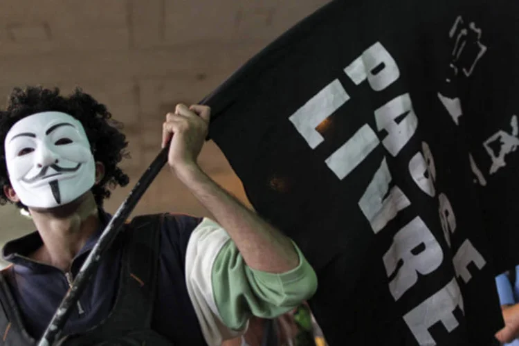 
	Manifestante segura bandeira do movimento &ldquo;Passe Livre&rdquo; durante protesto:&nbsp;o aumento de R$0,20 centavos na tarifa do transporte p&uacute;blico foi o estopim
 (Ueslei Marcelino/Reuters)