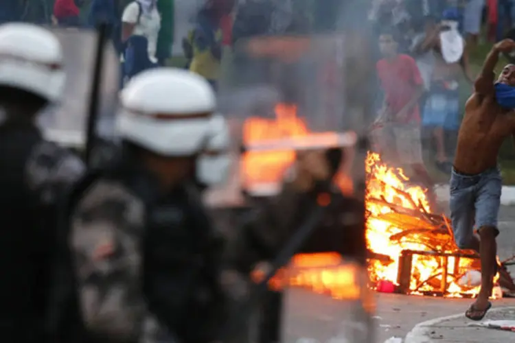 
	Tropa de choque entra em confronto com manifestantes durante protestos&nbsp;
 (Kai Pfaffenbach/Reuters)