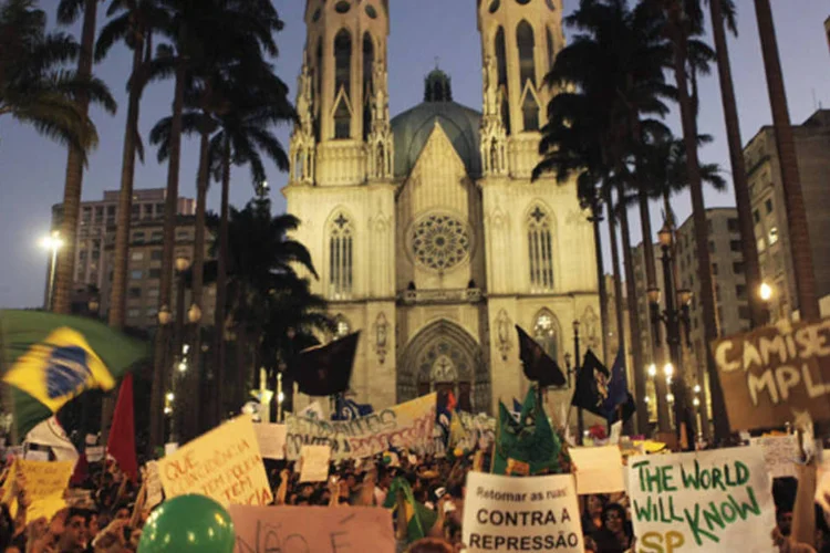 Manifestantes reúnem-se na Praça da Sé durante protestos contra a precariedade do transporte público, violência policial e corrupção do governo, em São Paulo (Alex Almeida/Reuters)