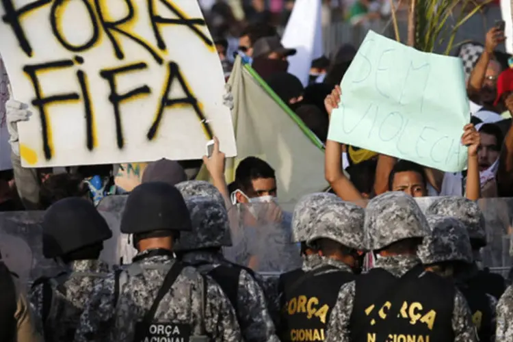 
	Manifestantes em Belo Horizonte:&nbsp;organizados, principalmente, nas redes sociais, os manifestantes utilizam cartazes e faixas para protestarem contra os gastos relativos &agrave; Copa e outros assuntos.
 (Sergio Moraes/Reuters)