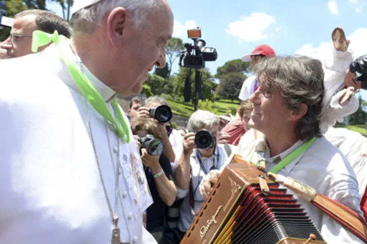 Papa Francisco cumprimenta músicos após sua viagem de trem para Milão, na Itália (Osservatore Romano/Reuters)