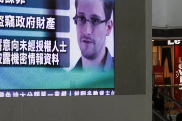 
	Monitor transmite not&iacute;cias sobre acusa&ccedil;&otilde;es contra Edward Snowden em shopping center de Hong Kong: a realidade deu ainda mais atualidade e sentido ao longa &quot;Closed Circuit&quot;
 (Bobby Yip/Reuters)